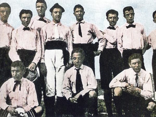 1897頃撮影のクラブ初の記念写真